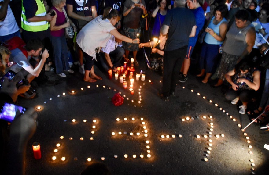 Εκκωφαντική η σιωπηρή «συγγνώμη» εκατοντάδων στο Σύνταγμα από τα θύματα της φωτιάς στο Μάτι