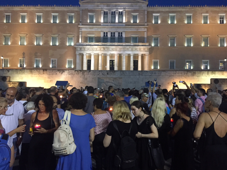 Εκατοντάδες πολίτες στο Σύνταγμα «ζήτησαν συγγνώμη»  από τα θύματα της φωτιάς στο Μάτι