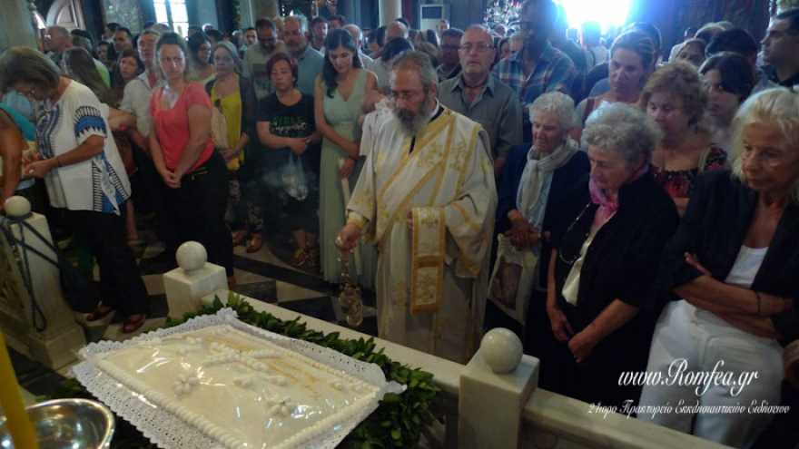 Πανέλληνες με δάκρυα στα μάτια έψαλλαν στη Μεγαλόχαρη Τήνου για τους πυρόπληκτους 