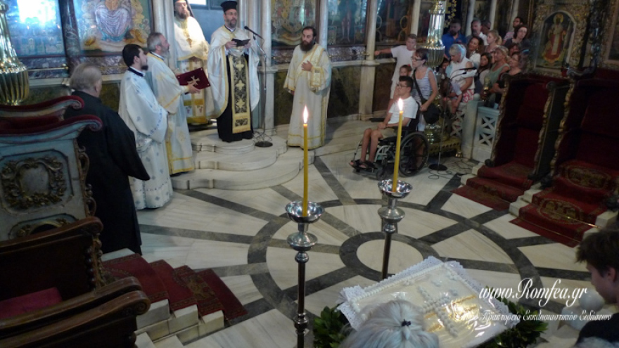 Πανέλληνες με δάκρυα στα μάτια έψαλλαν στη Μεγαλόχαρη Τήνου για τους πυρόπληκτους 