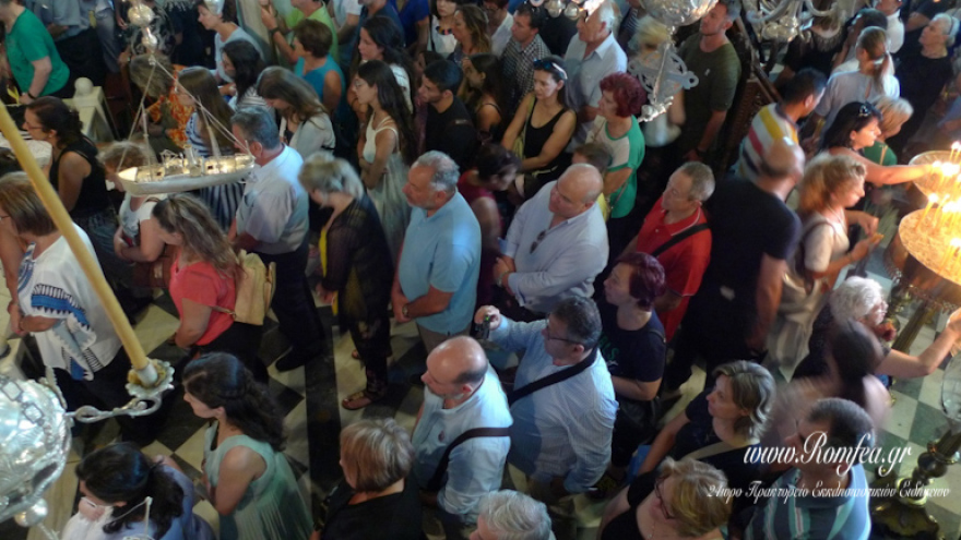 Πανέλληνες με δάκρυα στα μάτια έψαλλαν στη Μεγαλόχαρη Τήνου για τους πυρόπληκτους 