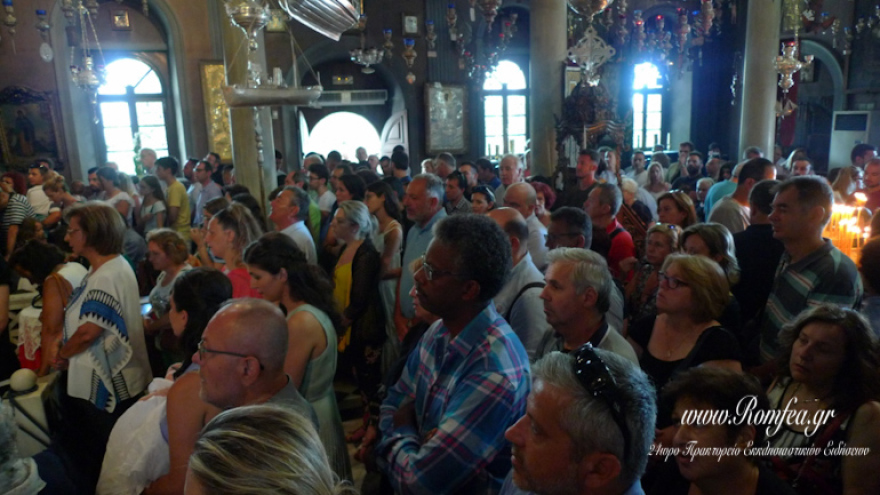 Πανέλληνες με δάκρυα στα μάτια έψαλλαν στη Μεγαλόχαρη Τήνου για τους πυρόπληκτους 