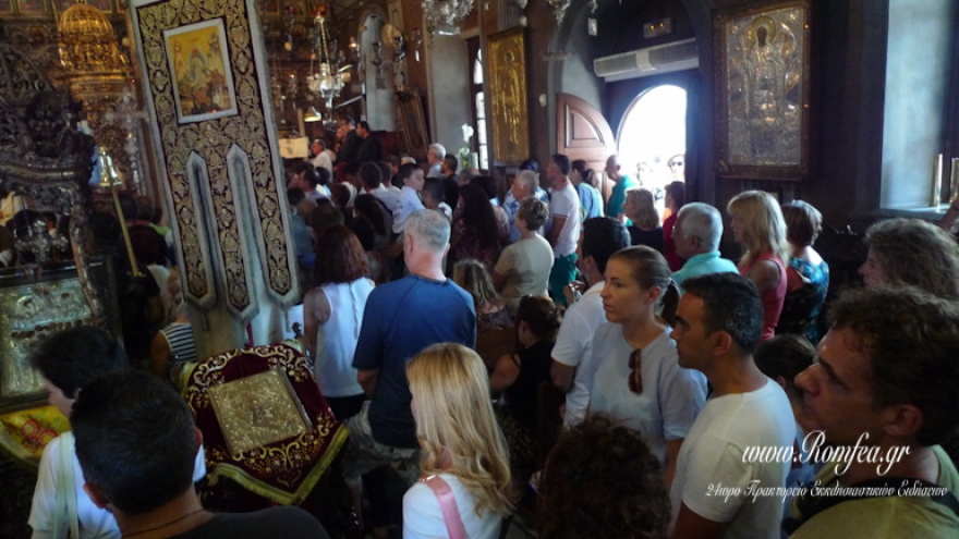 Πανέλληνες με δάκρυα στα μάτια έψαλλαν στη Μεγαλόχαρη Τήνου για τους πυρόπληκτους 