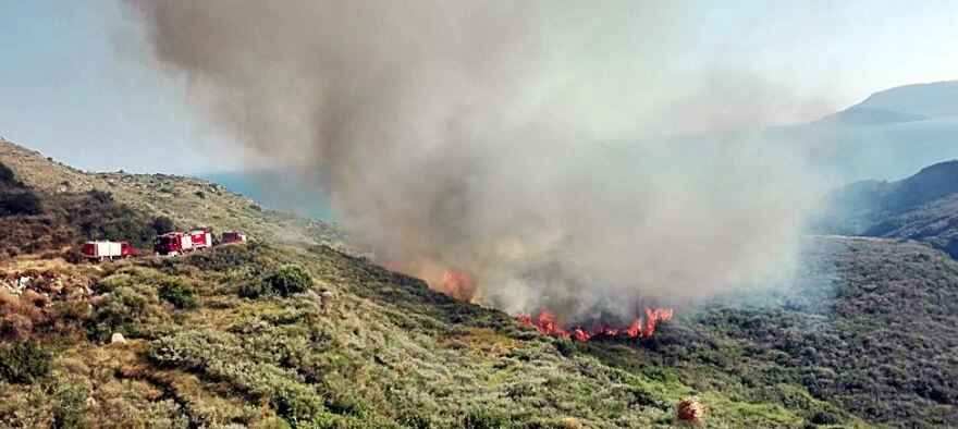 Σε ύφεση η φωτιά στη Ζάκυνθο - Υπό μερικό έλεγχο σε Πάρο και Εύβοια 