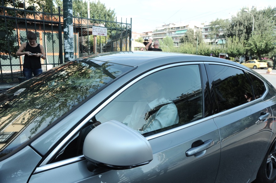 Φωτογραφίες: Με ασημί πολυτελές αυτοκίνητο ο Ψινάκης στην Ευελπίδων για τη φωτιά στο Μάτι