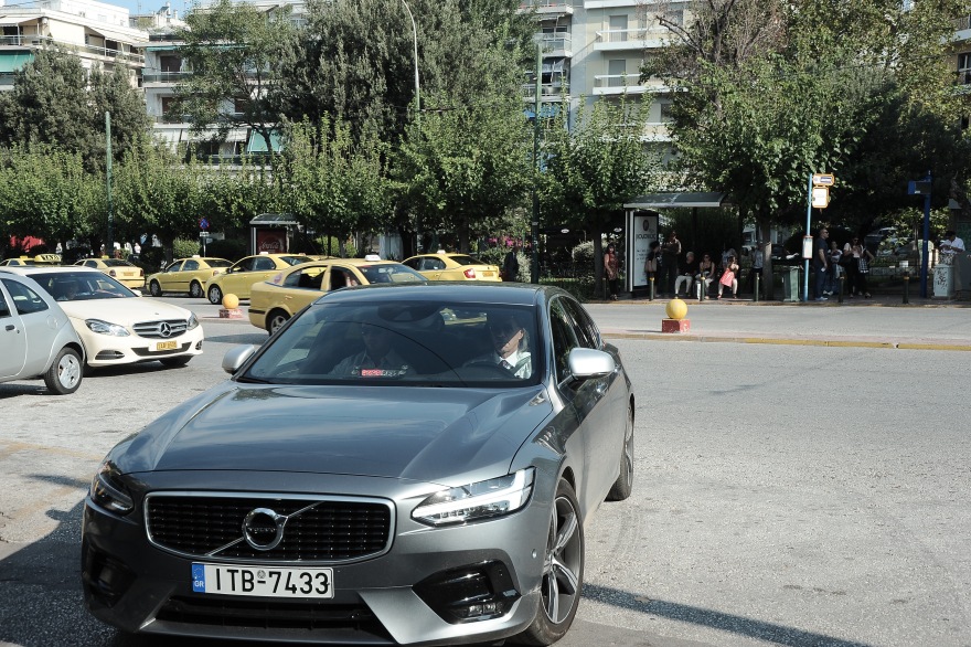 Φωτογραφίες: Με ασημί πολυτελές αυτοκίνητο ο Ψινάκης στην Ευελπίδων για τη φωτιά στο Μάτι