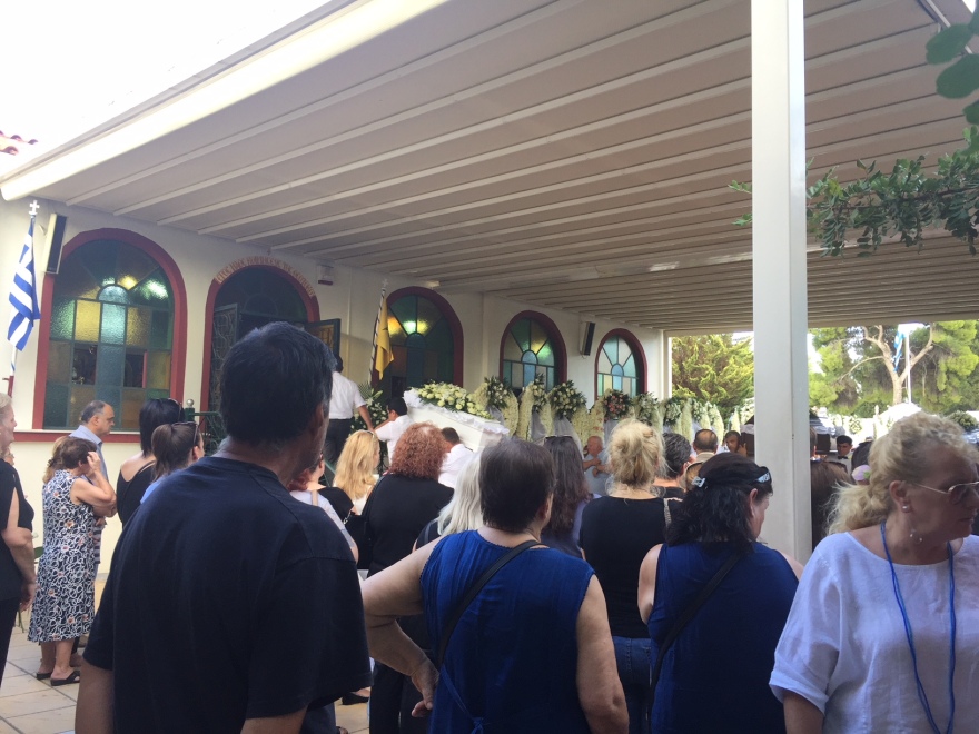 Φωτιά στο Μάτι: Σπαραγμός στην κηδεία της ακτινολόγου και των διδύμων της