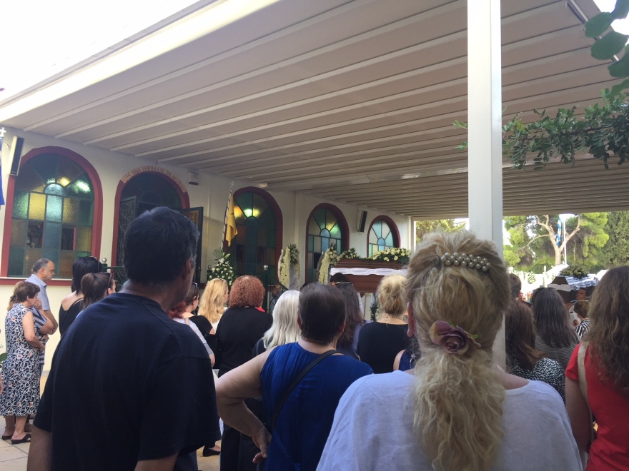 Φωτιά στο Μάτι: Σπαραγμός στην κηδεία της ακτινολόγου και των διδύμων της