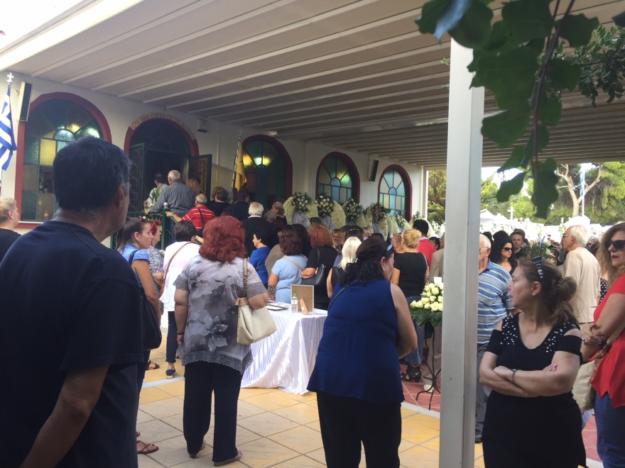 Φωτιά στο Μάτι: Σπαραγμός στην κηδεία της ακτινολόγου και των διδύμων της