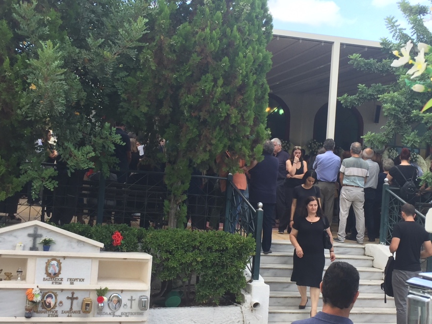 Φωτιά στο Μάτι: Σπαραγμός στην κηδεία της ακτινολόγου και των διδύμων της