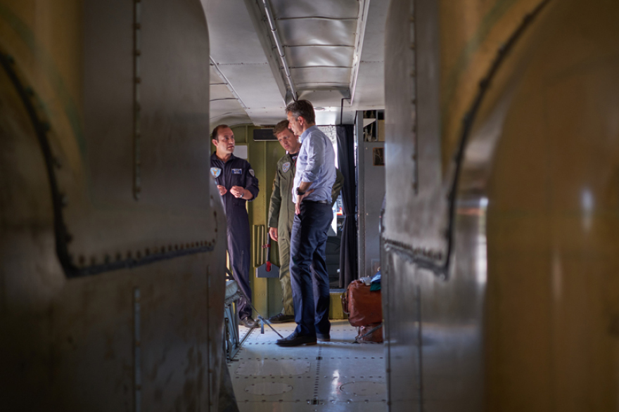 Μητσοτάκης στη βάση των καναντέρ: Προτεραιότητα η επισκευή και συντήρηση των αεροσκαφών μας