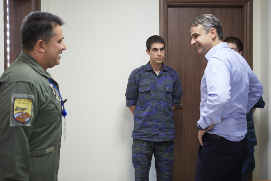 Μητσοτάκης στη βάση των καναντέρ: Προτεραιότητα η επισκευή και συντήρηση των αεροσκαφών μας