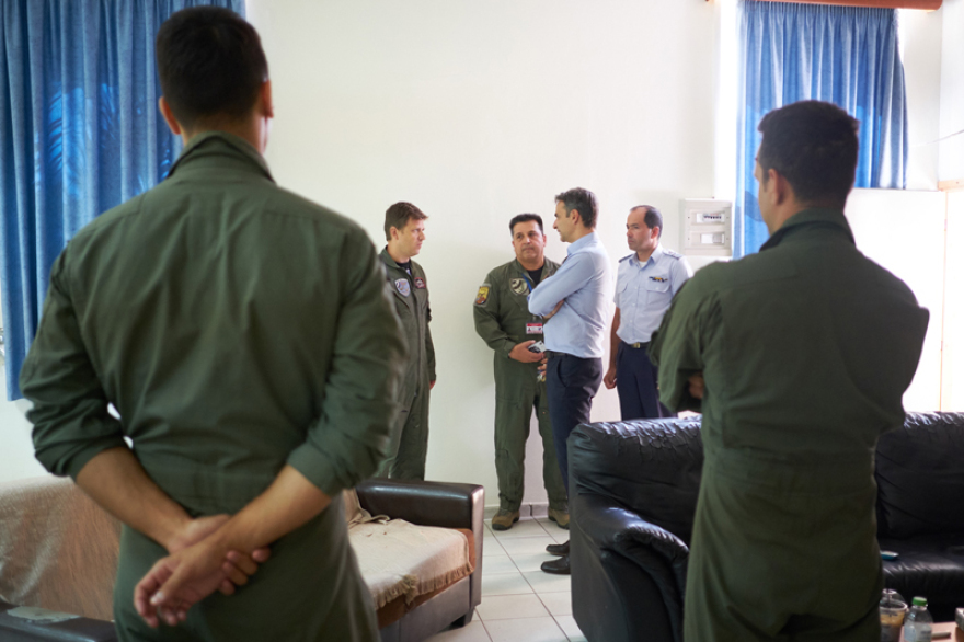 Μητσοτάκης στη βάση των καναντέρ: Προτεραιότητα η επισκευή και συντήρηση των αεροσκαφών μας