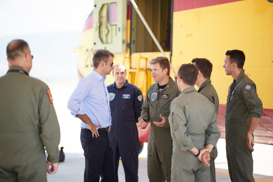 Μητσοτάκης στη βάση των καναντέρ: Προτεραιότητα η επισκευή και συντήρηση των αεροσκαφών μας