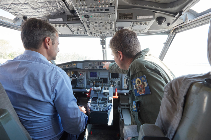 Μητσοτάκης στη βάση των καναντέρ: Προτεραιότητα η επισκευή και συντήρηση των αεροσκαφών μας