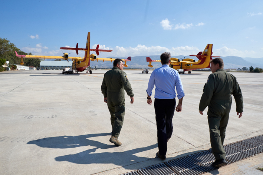 Μητσοτάκης στη βάση των καναντέρ: Προτεραιότητα η επισκευή και συντήρηση των αεροσκαφών μας