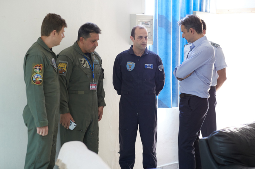 Μητσοτάκης στη βάση των καναντέρ: Προτεραιότητα η επισκευή και συντήρηση των αεροσκαφών μας