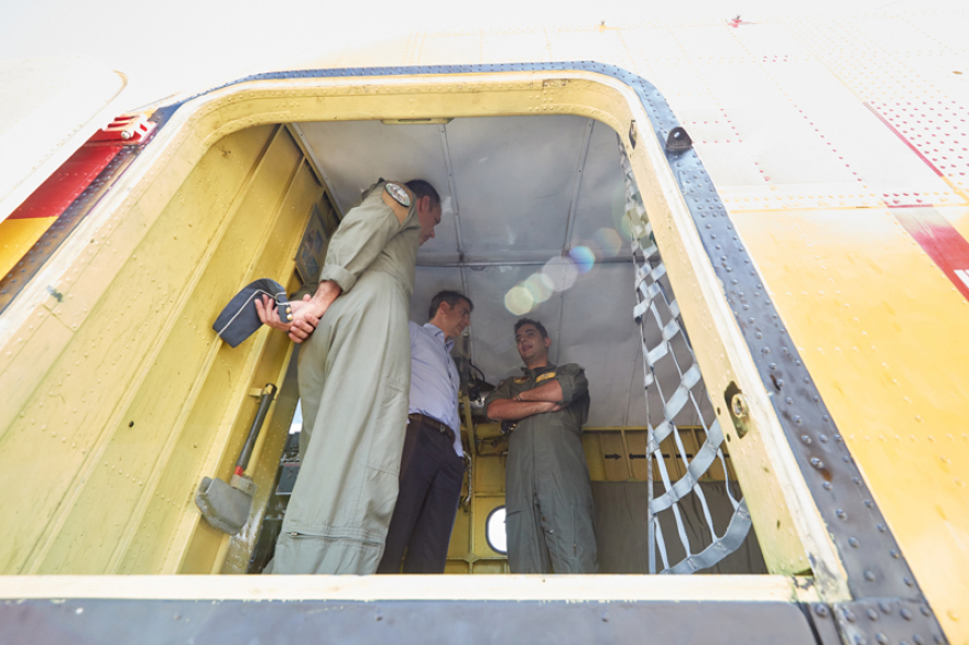 Μητσοτάκης στη βάση των καναντέρ: Προτεραιότητα η επισκευή και συντήρηση των αεροσκαφών μας