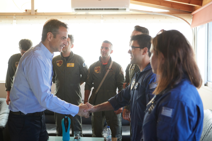 Μητσοτάκης στη βάση των καναντέρ: Προτεραιότητα η επισκευή και συντήρηση των αεροσκαφών μας