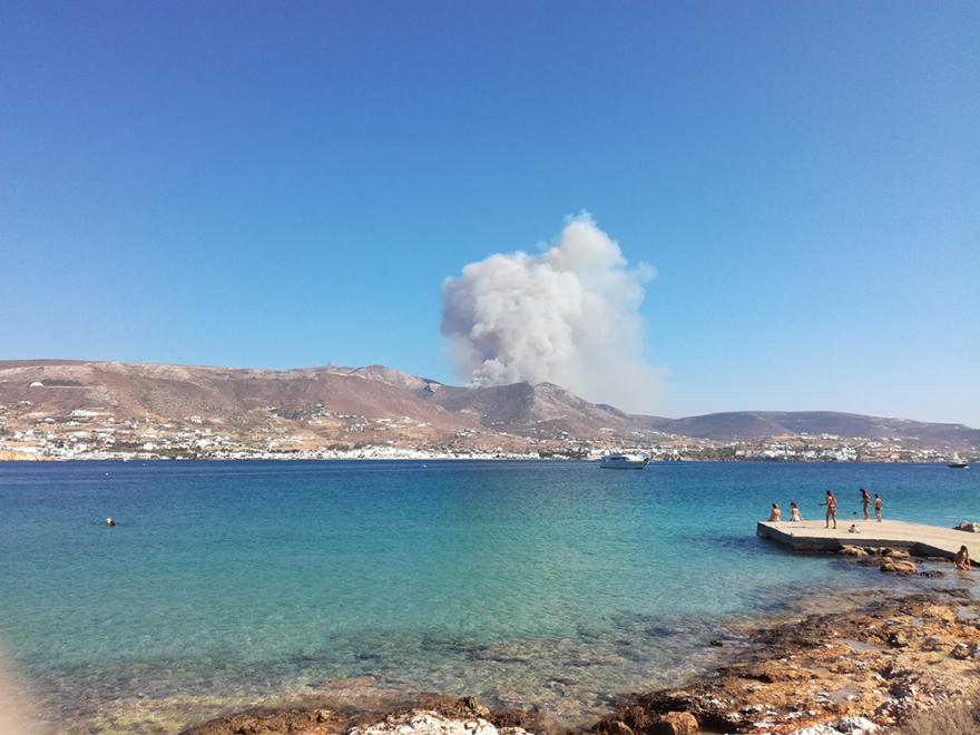 Συναγερμός στην Πάρο: Αναζωπύρωση της φωτιάς που ξέσπασε σε περιοχή με χαμηλή βλάστηση