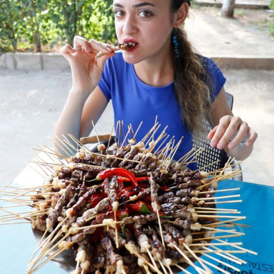 Δείτε την μικροκαμωμένη Τουρκάλα φοιτήτρια που έφαγε 255 σις κεμπάπ σε 23 λεπτά για ένα... smartphone