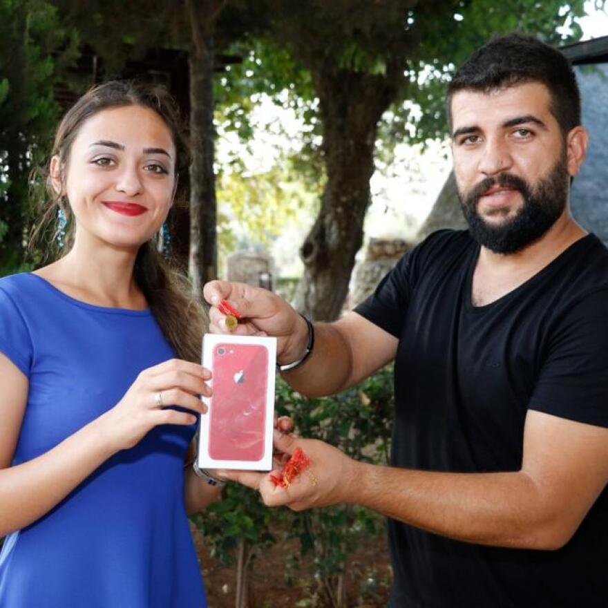 Δείτε την μικροκαμωμένη Τουρκάλα φοιτήτρια που έφαγε 255 σις κεμπάπ σε 23 λεπτά για ένα... smartphone