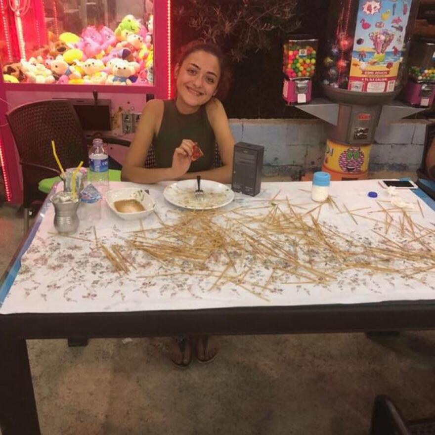 Δείτε την μικροκαμωμένη Τουρκάλα φοιτήτρια που έφαγε 255 σις κεμπάπ σε 23 λεπτά για ένα... smartphone