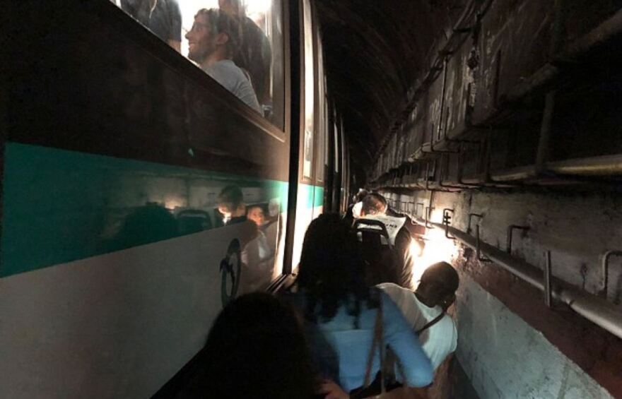 Χάος στο μετρό του Παρισιού: Χιλιάδες επιβάτες καθηλώθηκαν λόγω βλάβης