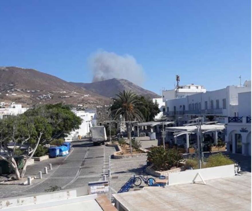Συναγερμός στην Πάρο: Αναζωπύρωση της φωτιάς που ξέσπασε σε περιοχή με χαμηλή βλάστηση