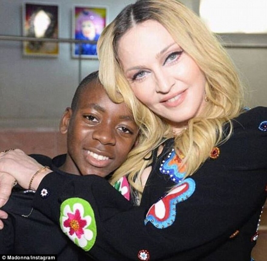 Ξανανιωμένη η Μαντόνα στο εξώφυλλο της ιταλικής Vogue 