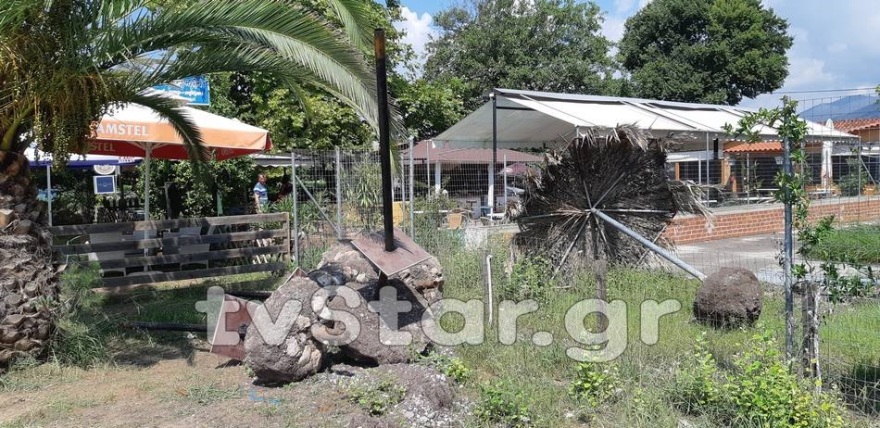 Βίντεο: Ξηλώνουν τις ομπρέλες από παραλίες της Στυλίδας