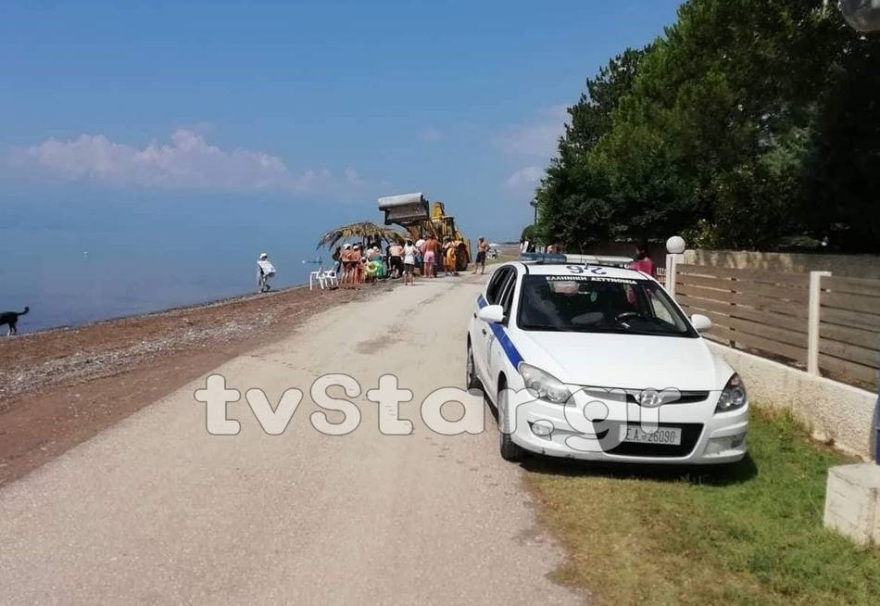 Βίντεο: Ξηλώνουν τις ομπρέλες από παραλίες της Στυλίδας