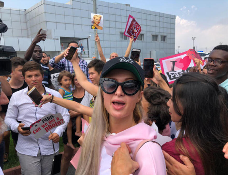 Η Πάρις Χίλτον επισκέφτηκε τα Κατεχόμενα για να προωθήσει το νέο της άρωμα