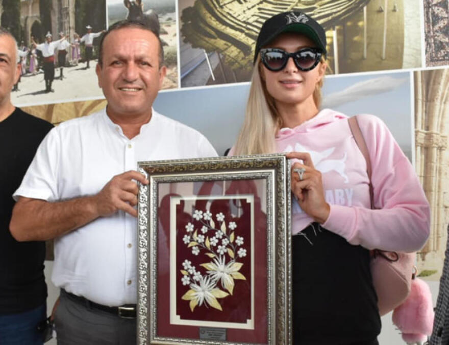 Η Πάρις Χίλτον επισκέφτηκε τα Κατεχόμενα για να προωθήσει το νέο της άρωμα