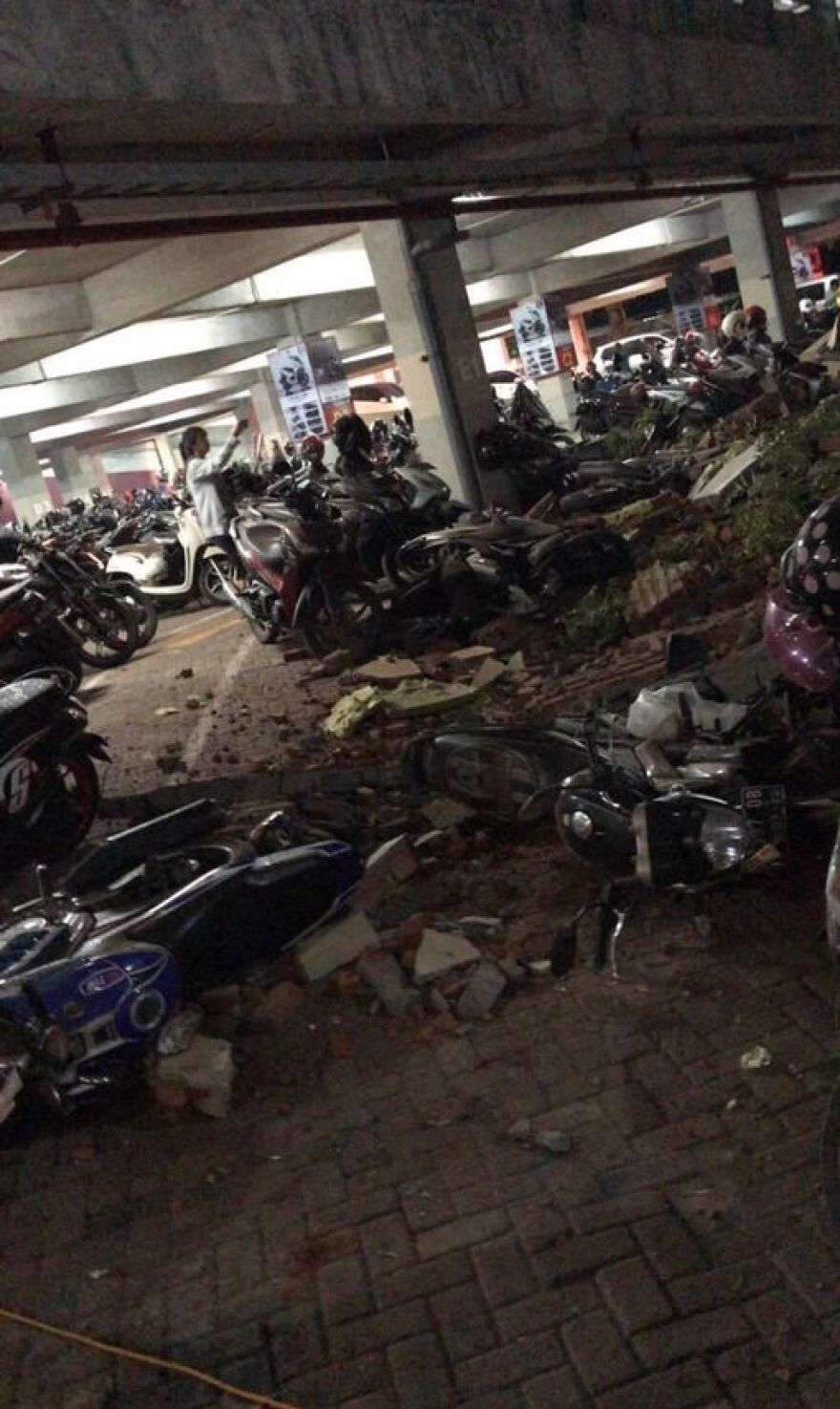 Ινδονησία: Τουλάχιστον 37 νεκροί και δεκάδες τραυματίες από τον σεισμό των 7 Ρίχτερ