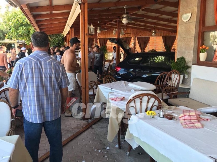 Άγιος Νικόλαος: Αυτοκίνητο μπήκε μέσα σε εστιατόριο!