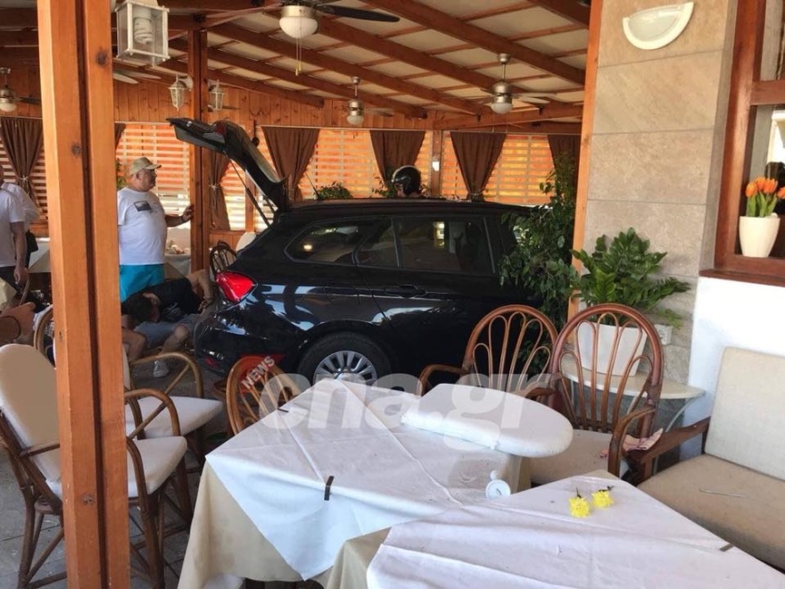 Άγιος Νικόλαος: Αυτοκίνητο μπήκε μέσα σε εστιατόριο!