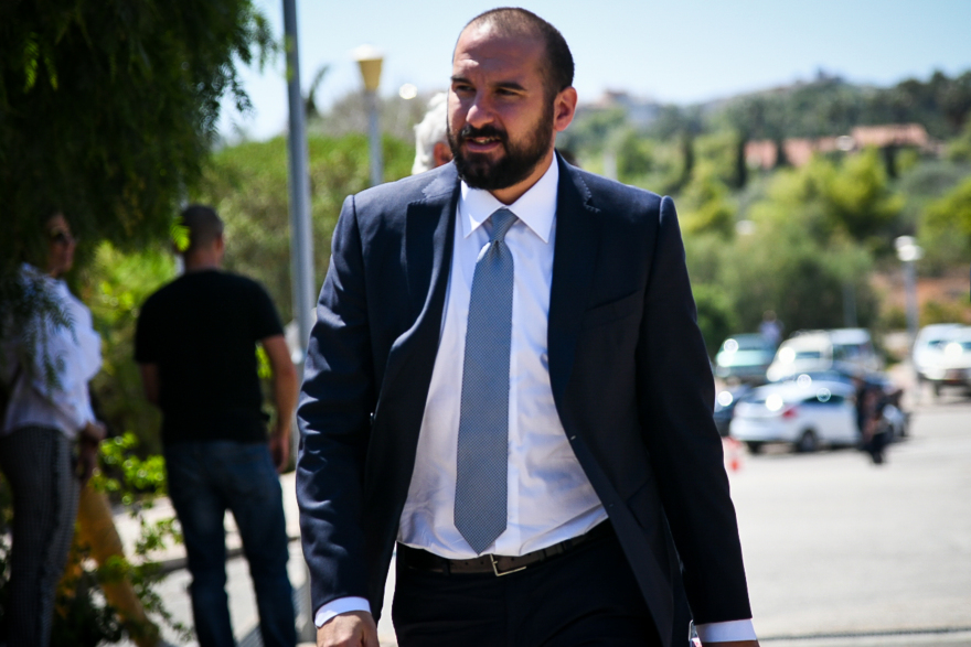 Βίντεο: Με χαμόγελα, αγκαλιές και φιλιά Τζανακόπουλος, Δούρου στη σύσκεψη υπό τον Τσίπρα στο Λαύριο