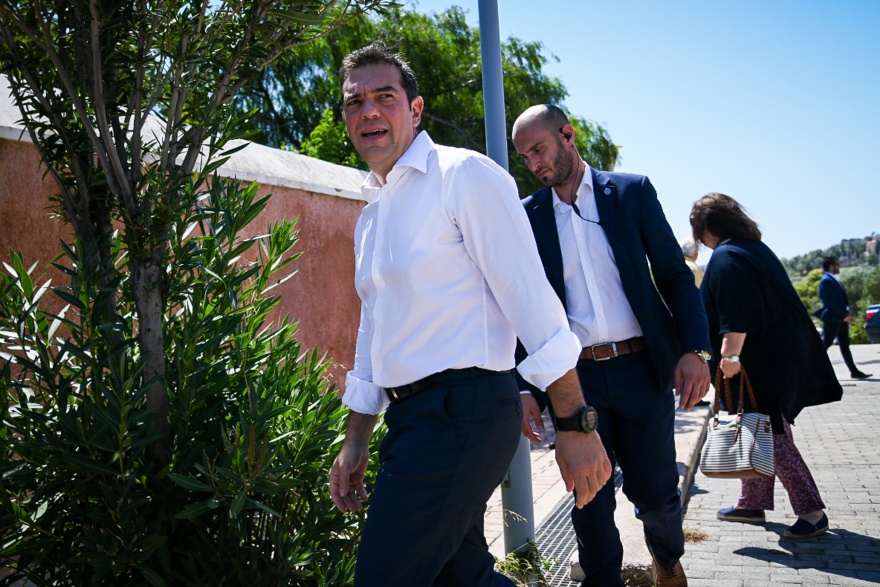 Βίντεο: Με χαμόγελα, αγκαλιές και φιλιά Τζανακόπουλος, Δούρου στη σύσκεψη υπό τον Τσίπρα στο Λαύριο