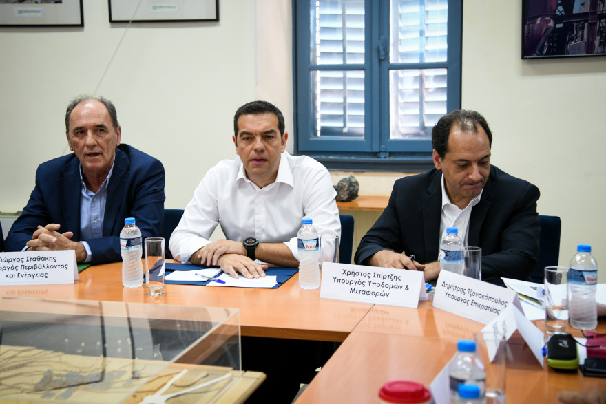 Βίντεο: Με χαμόγελα, αγκαλιές και φιλιά Τζανακόπουλος, Δούρου στη σύσκεψη υπό τον Τσίπρα στο Λαύριο