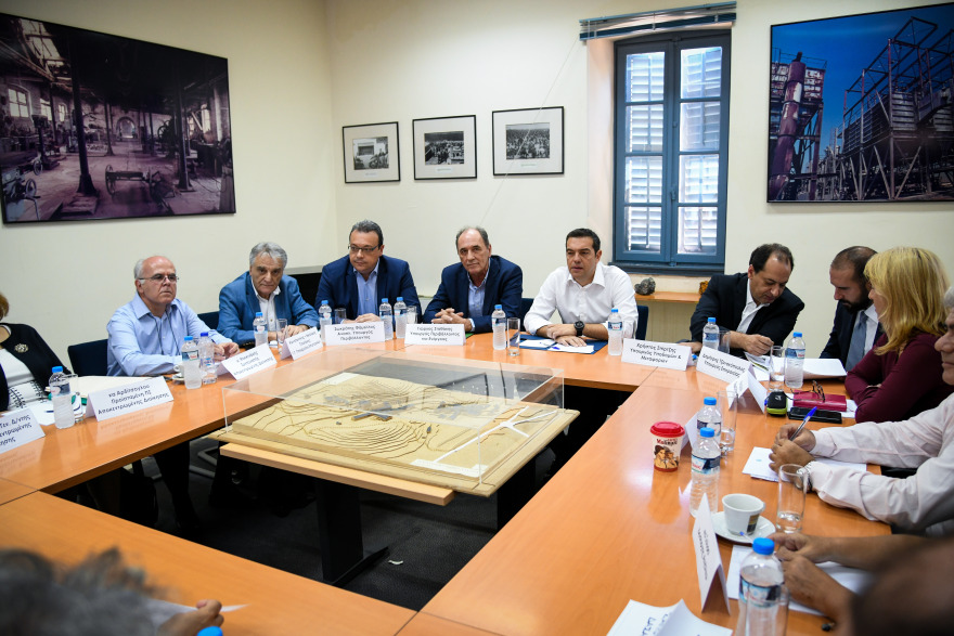 Βίντεο: Με χαμόγελα, αγκαλιές και φιλιά Τζανακόπουλος, Δούρου στη σύσκεψη υπό τον Τσίπρα στο Λαύριο