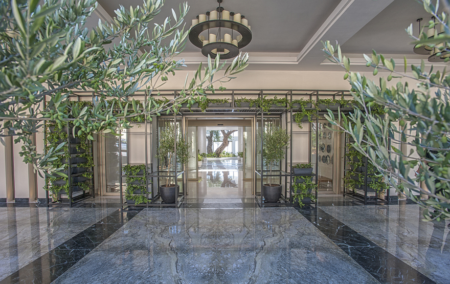 Οι υψηλοί συμβολισμοί της επίσκεψης του πρώην εμίρη Χαμάντ μπιν Χαλιφά αλ Θανί στο Domes Miramare Corfu 