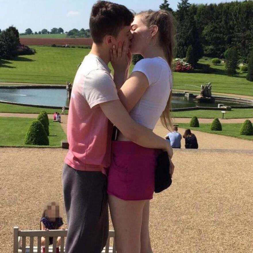 Σπαρακτικό: 15χρονη αποχαιρετά με μία αγκαλιά το αγόρι της λίγο πριν αφήσει την τελευταία του πνοή