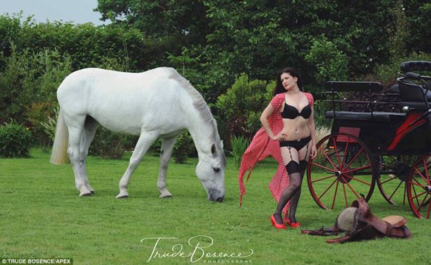 Τα κορίτσια και τα... άλογα: Χυμώδεις λάτρεις της ιππασίας φωτογραφίζονται ημίγυμνες για καλό σκοπό