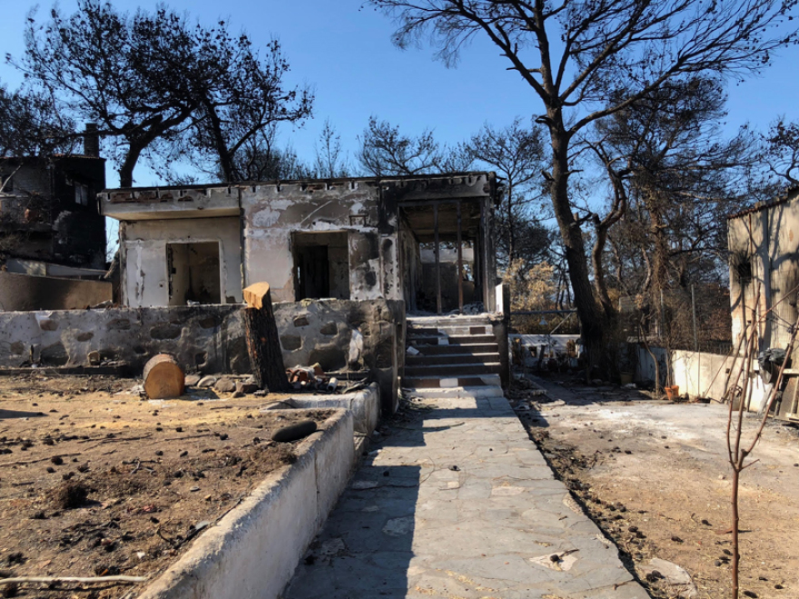 «Νεκροταφείο ψυχών» το Μάτι δεκαεπτά ημέρες μετά την τραγωδία