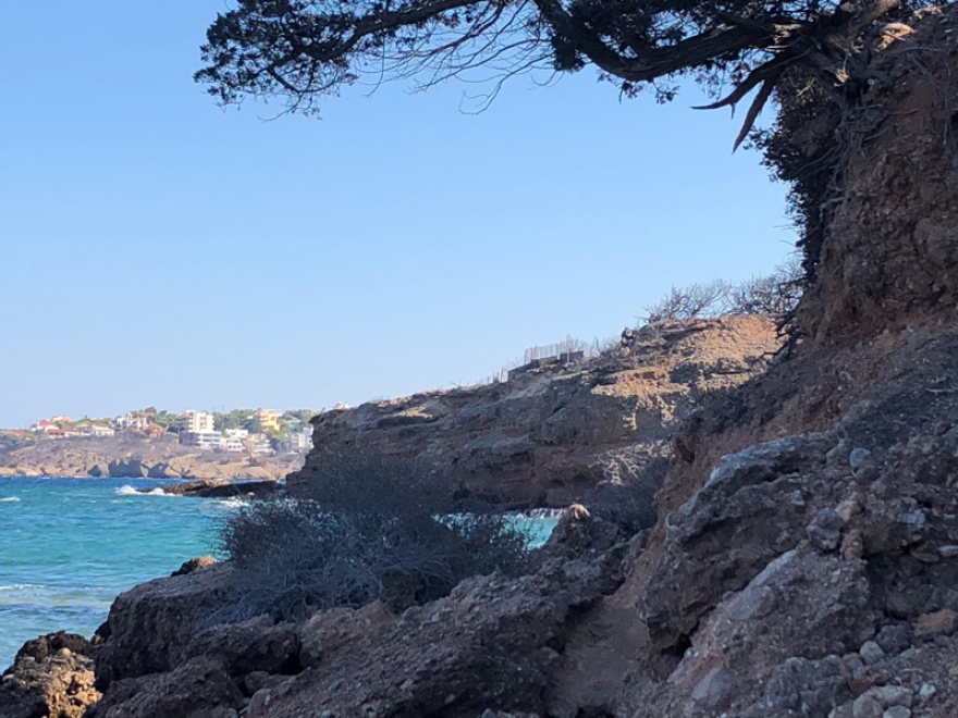 «Νεκροταφείο ψυχών» το Μάτι δεκαεπτά ημέρες μετά την τραγωδία