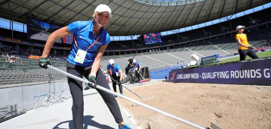 Φωτογραφία: Η θρυλική Χάικε Ντρέσλερ καθαρίζει το σκάμμα όπου θριάμβευσε ο Τεντόγλου