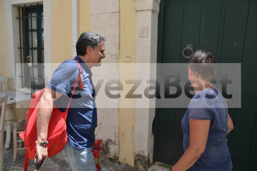 Φωτογραφίες: Στην Πρέβεζα για διακοπές ο Ευκλείδης Τσακαλώτος