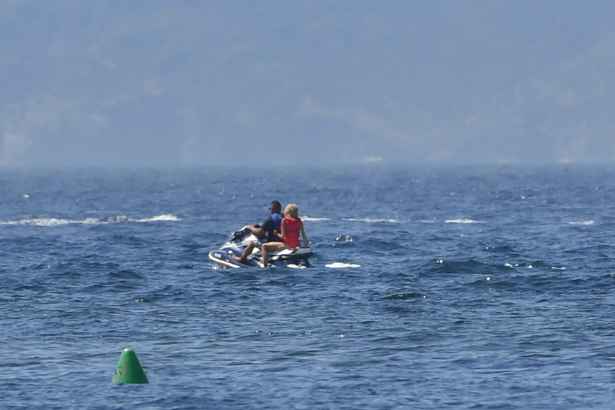 Φωτογραφίες: Η Μπριζίτ Μακρόν κάνει τζετ σκι με τον σωματοφύλακά της στην Κυανή Ακτή