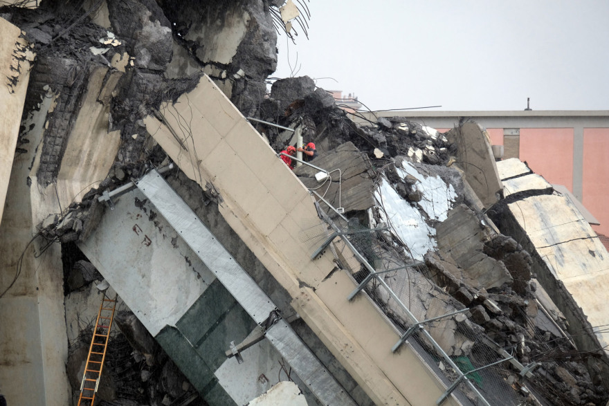 Ιταλία: Στους 35 οι νεκροί από την κατάρρευση γέφυρας - Παγιδευμένοι στα συντρίμμια ζητούν απεγνωσμένα βοήθεια